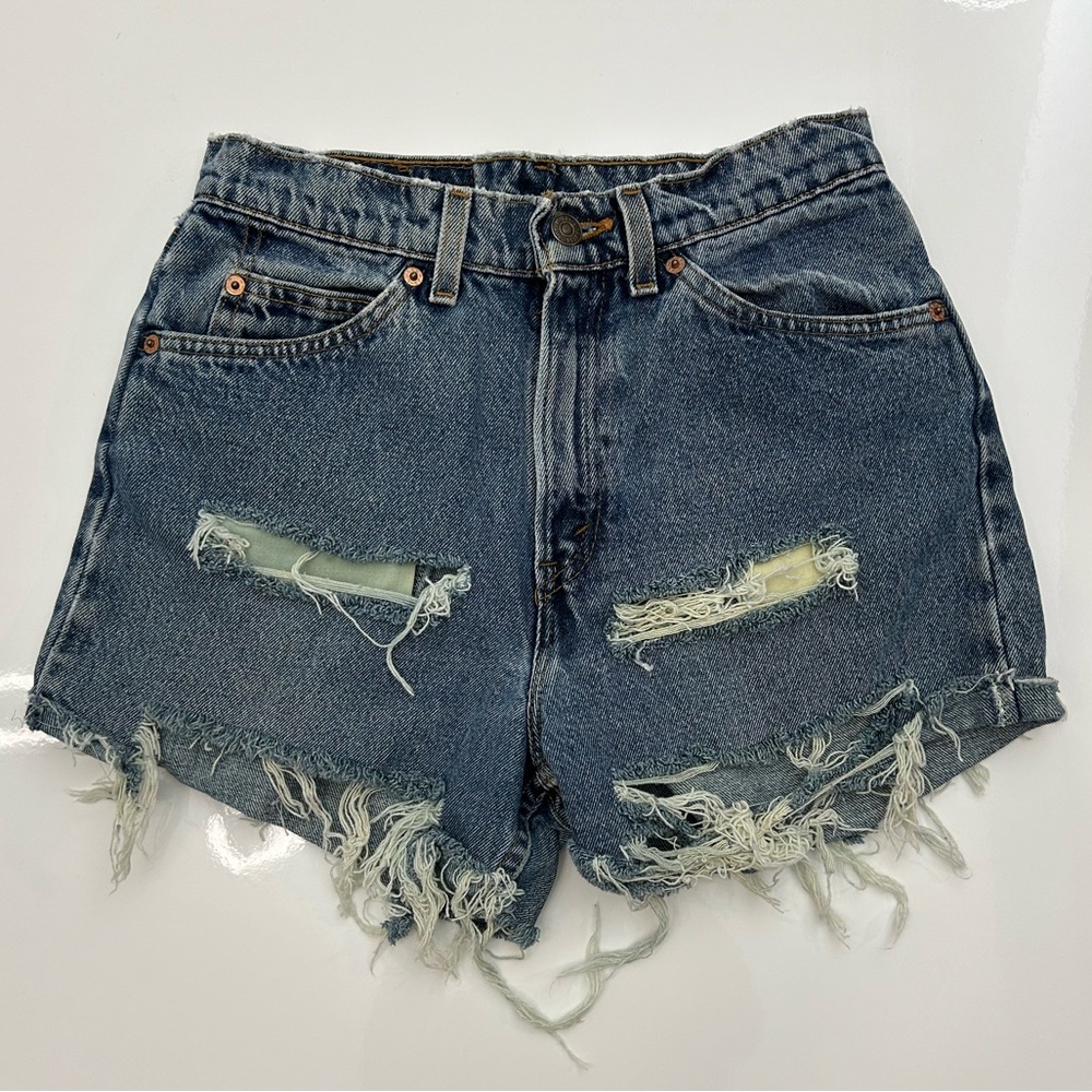 Levi’s Women’s Vintage Distressed denim shorts with raw hem in Size Small